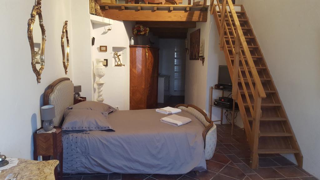 Les Croisees Bed & Breakfast Castillon-du-Gard Dış mekan fotoğraf